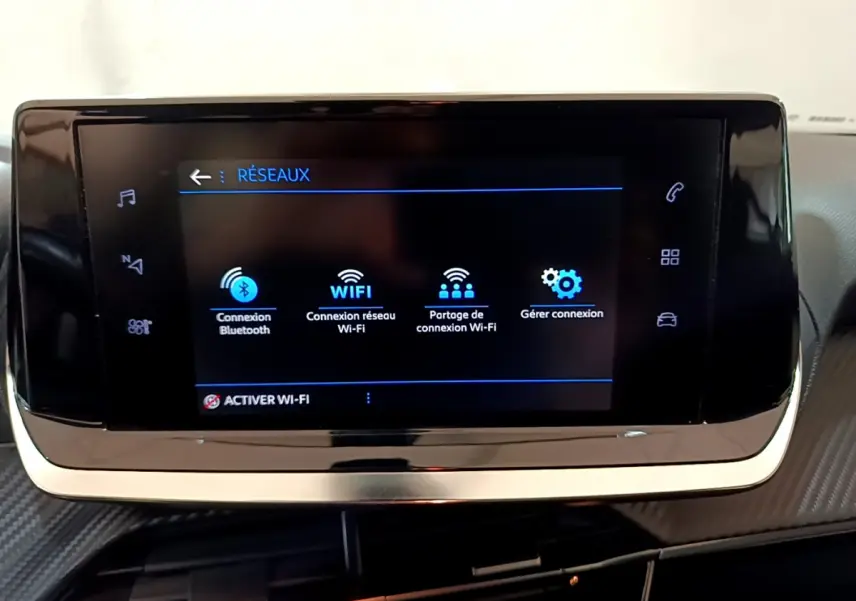 Écran tactile central affichant les options réseau dans l'habitacle du Peugeot 2008 gris clair de 2020.