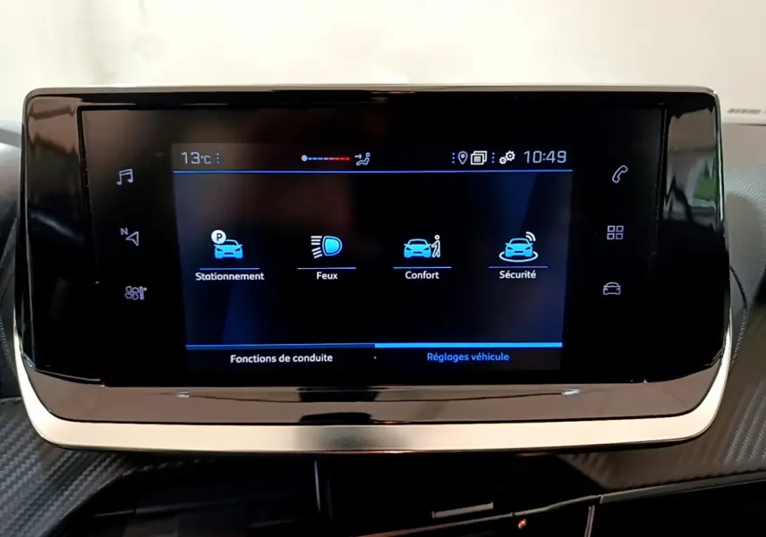 Écran tactile central du tableau de bord du Peugeot 2008 gris clair, affichant les réglages véhicule.