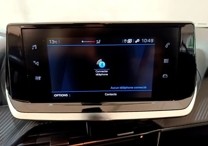 Écran tactile central affichant la connexion Bluetooth dans l'habitacle d'une Peugeot 2008 gris clair de 2020.
