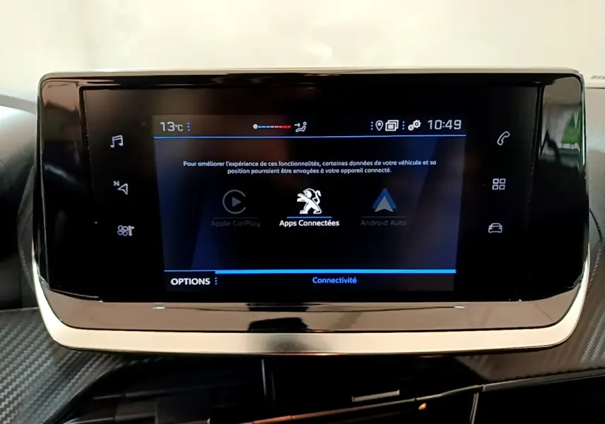 Écran tactile central du tableau de bord du Peugeot 2008 gris clair, affichant les options Apple CarPlay et Android Auto.