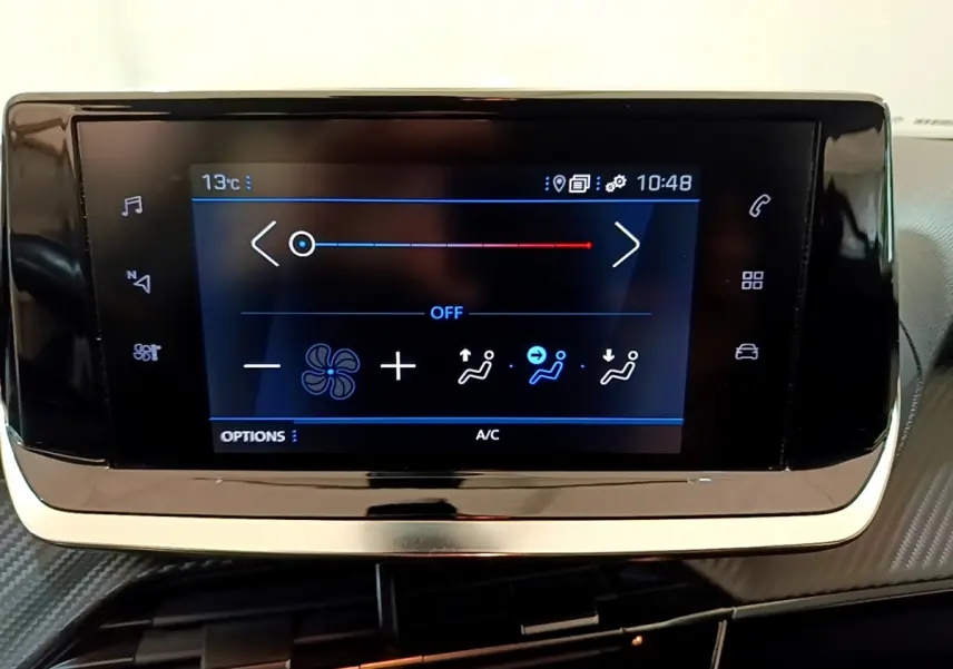 Écran tactile central affichant la climatisation dans l'habitacle d'une Peugeot 2008 gris clair de 2020.