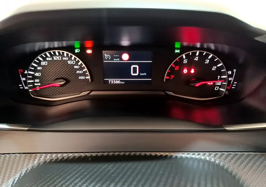 Tableau de bord de Peugeot 2008 essence 2020, affichage numérique et compte-tours avec voyants allumés.