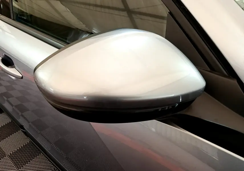 Rétroviseur côté gauche gris clair du Peugeot 2008 2020, avec clignotant intégré visible en bas.