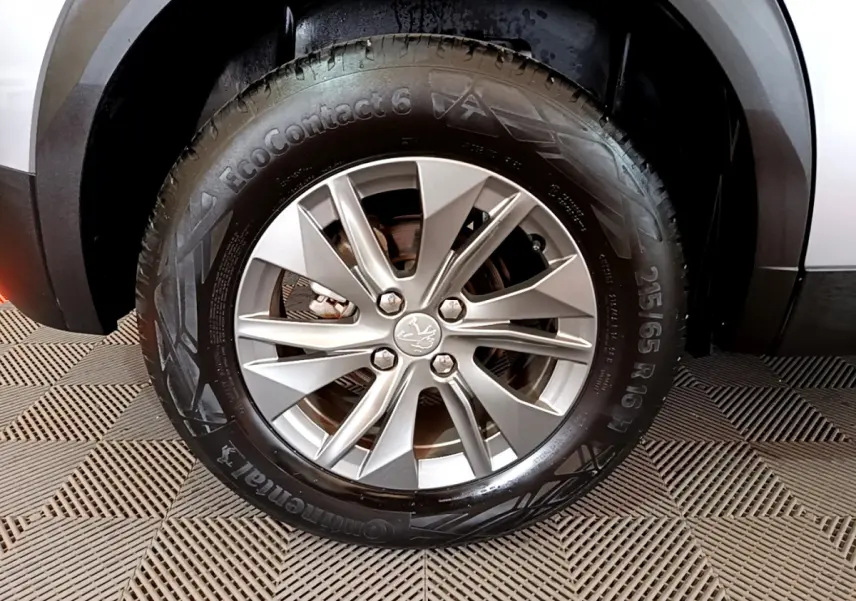 Gros plan sur la roue avant droite gris clair du Peugeot 2008 2020 avec jante alliage et pneu Continental.