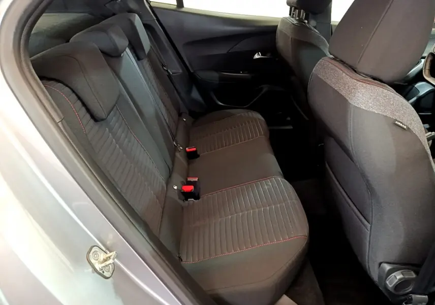 Vue intérieure côté gauche sur la banquette arrière noire avec surpiqûres rouges d'un Peugeot 2008 gris clair 2020.