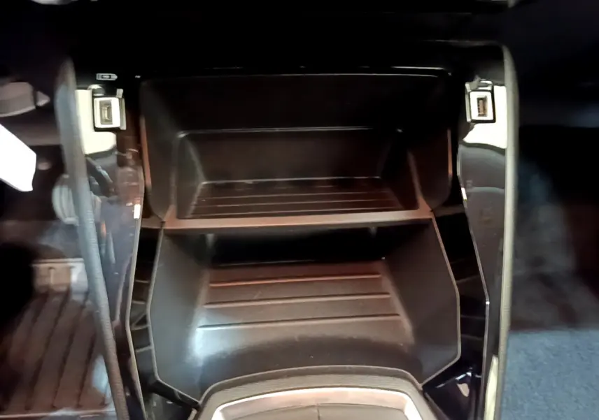 Vue rapprochée du rangement central noir avec ports USB du Peugeot 2008 gris clair version Active Business 2020.