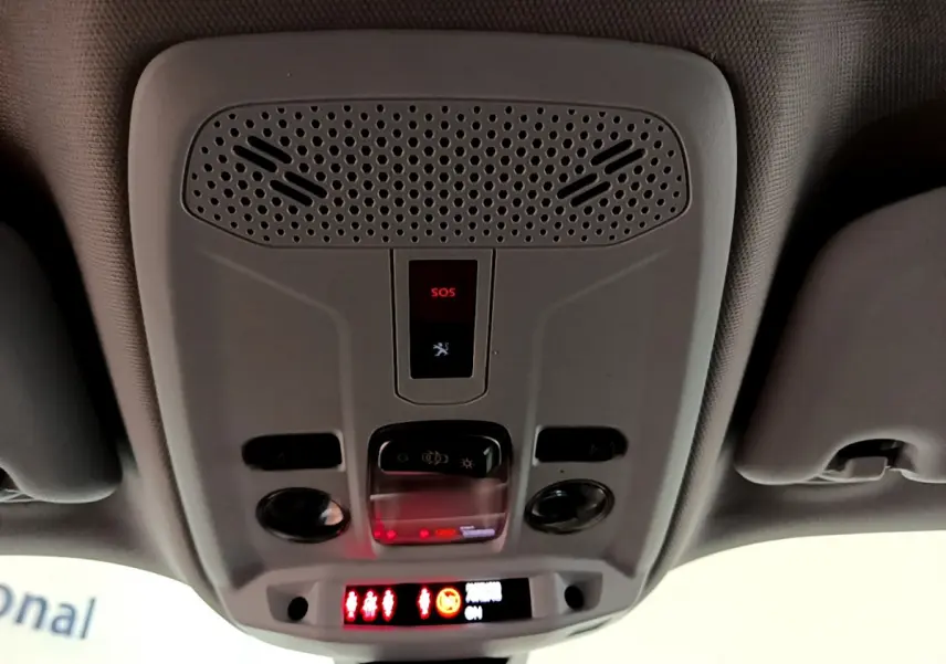 Vue en gros plan du plafonnier gris clair avec bouton SOS et commandes d’éclairage dans un Peugeot 2008 2020.