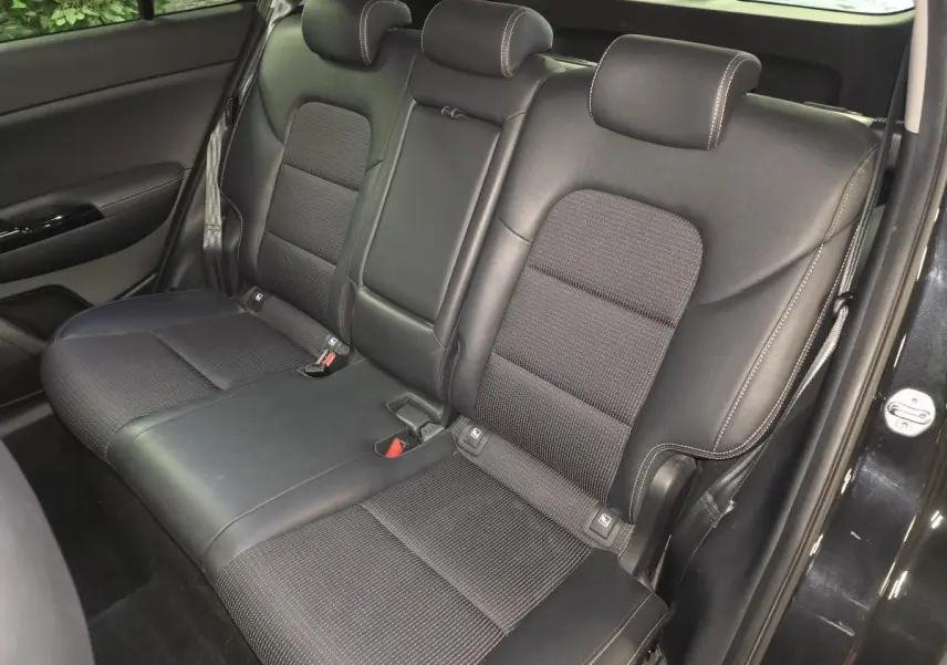 Vue intérieure du siège arrière droit en cuir et tissu noir du Kia Sportage 2021 Black Edition.
