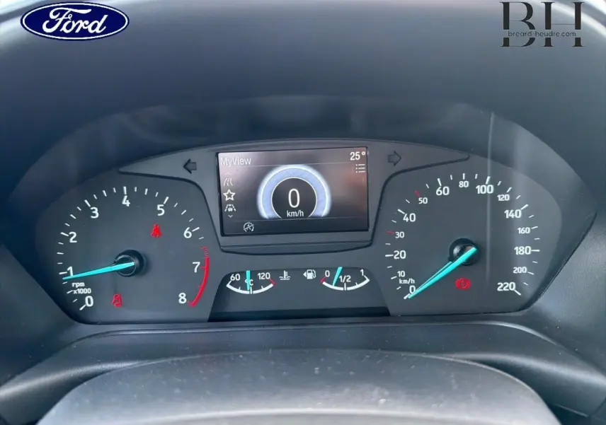 Vue rapprochée du tableau de bord de la Ford Fiesta 2020, affichage numérique et compteurs analogiques en noir.