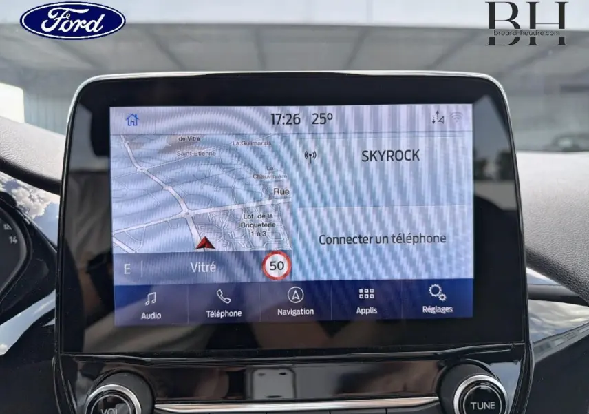 Écran tactile du système de navigation de la Ford Fiesta 2020, vue centrée sur la cartographie et les options connectées.