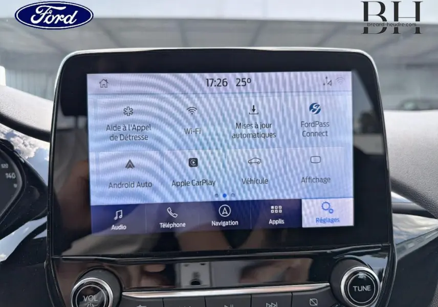 Écran tactile central de la Ford Fiesta blanc Glacier 2020 affichant les options connectivité et réglages.