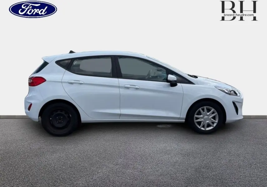 Vue latérale gauche d'une Ford Fiesta blanche Glacier de 2020 avec jante acier arrière et enjoliveur avant.