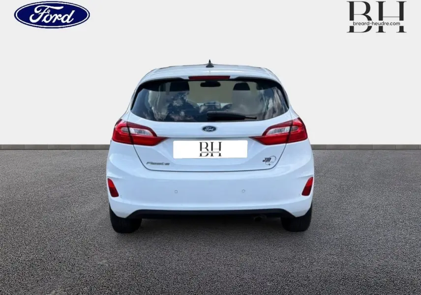 Vue arrière d'une Ford Fiesta blanche Glacier de 2020 avec feux arrière rouges et becquet arrière.