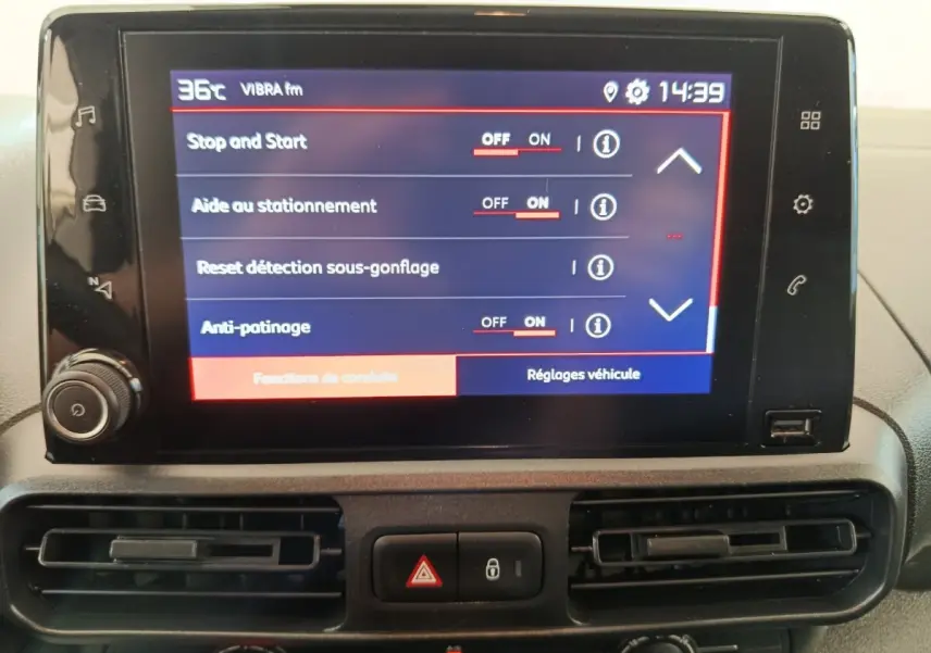 Écran tactile central du tableau de bord du Citroën Berlingo 2022 affichant les réglages d'aides à la conduite.