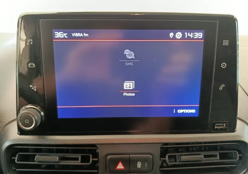 Écran tactile central du tableau de bord du Citroën Berlingo 2022 avec commandes et prises USB visibles.
