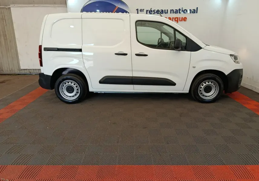 Vue de profil côté gauche d’un utilitaire Citroën Berlingo blanc, version Taille M, avec porte latérale coulissante et jantes acier.