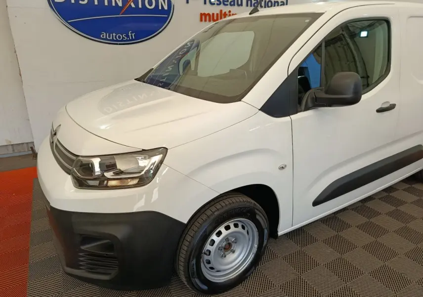Vue 3/4 avant droit d'un Citroën Berlingo blanc 2022 avec pare-chocs noirs et jantes acier simples.