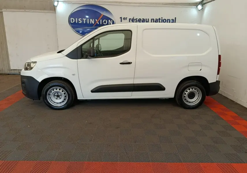 Vue de profil côté gauche d'un utilitaire Citroën Berlingo blanc, avec jantes acier et protections latérales noires.