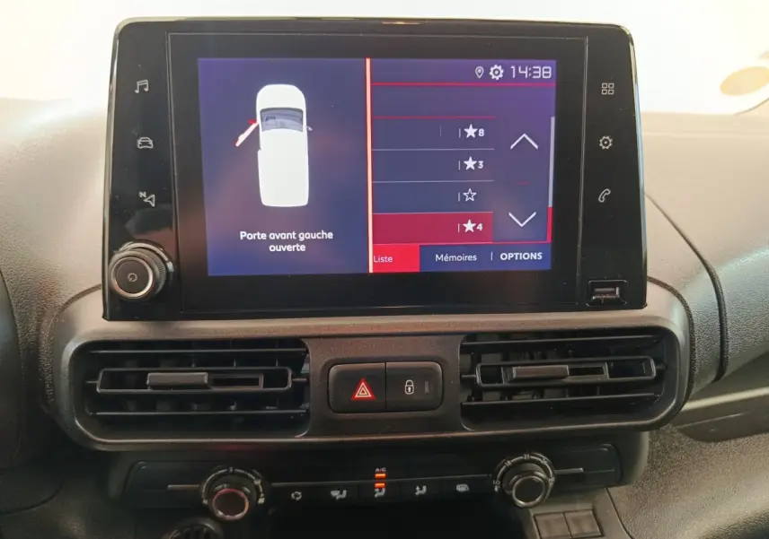 Écran central tactile du tableau de bord du Citroën Berlingo 2022 affichant l'alerte porte avant gauche ouverte.