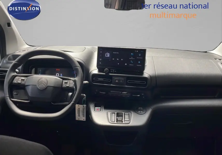 Vue intérieure avant du tableau de bord et volant noir du Citroën Berlingo gris Artense 2026 avec écran tactile central.