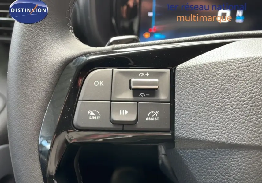 Gros plan sur les commandes au volant du Citroën Berlingo 2026, finition gris Artense métal, avec boutons de régulateur et assistant.