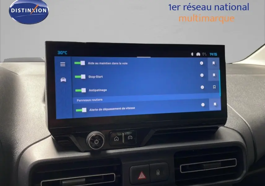 Vue intérieure du tableau de bord du Citroën Berlingo gris, écran tactile affichant les aides à la conduite.