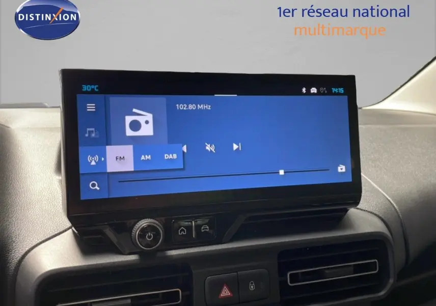 Écran tactile central du tableau de bord du Citroën Berlingo gris Artense, affichant la radio FM à 102,80 MHz.