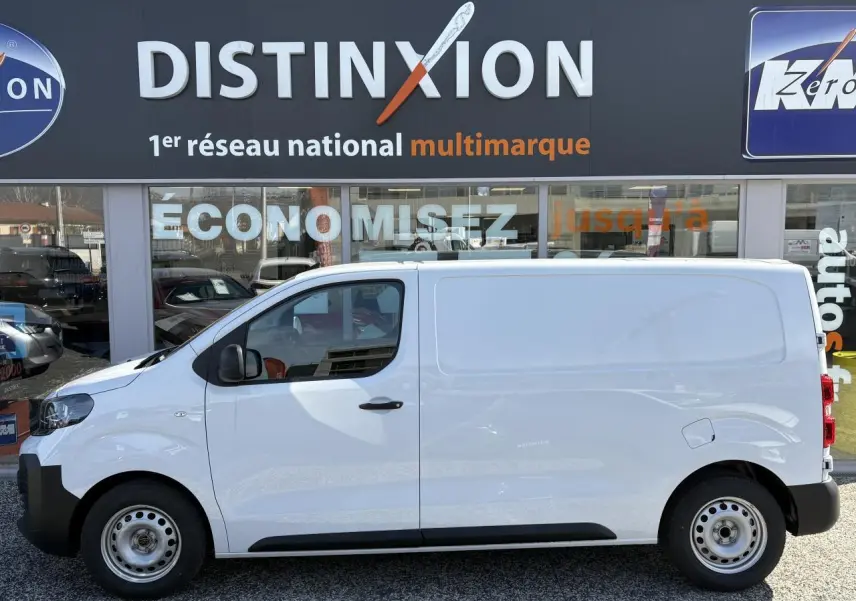 Vue de profil côté gauche d’un utilitaire Opel Vivaro blanc 2024 avec porte latérale coulissante et jantes acier.