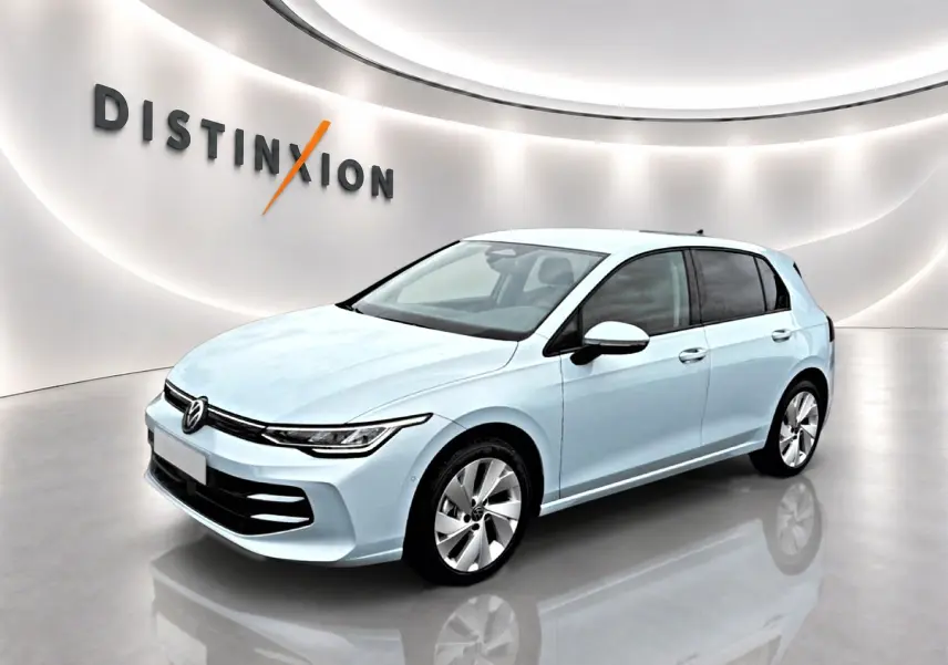Volkswagen Golf 1.5 ETSI evo2 bleu glacier vue 3/4 avant avec jantes alu 17 pouces dans un showroom lumineux.