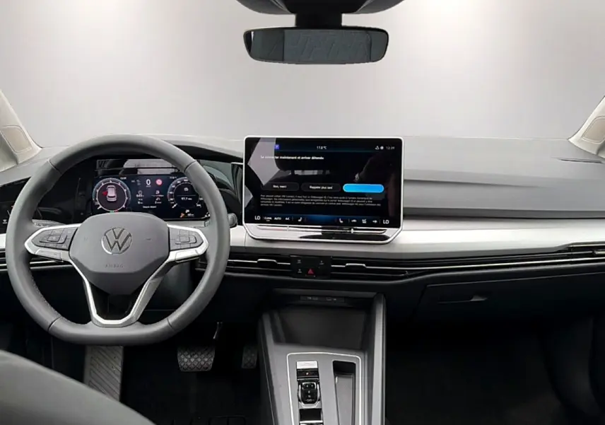 Vue frontale de l'intérieur de la Volkswagen Golf 1.5 etsi evo2 116 life 2026, tableau de bord moderne avec écran tactile central.