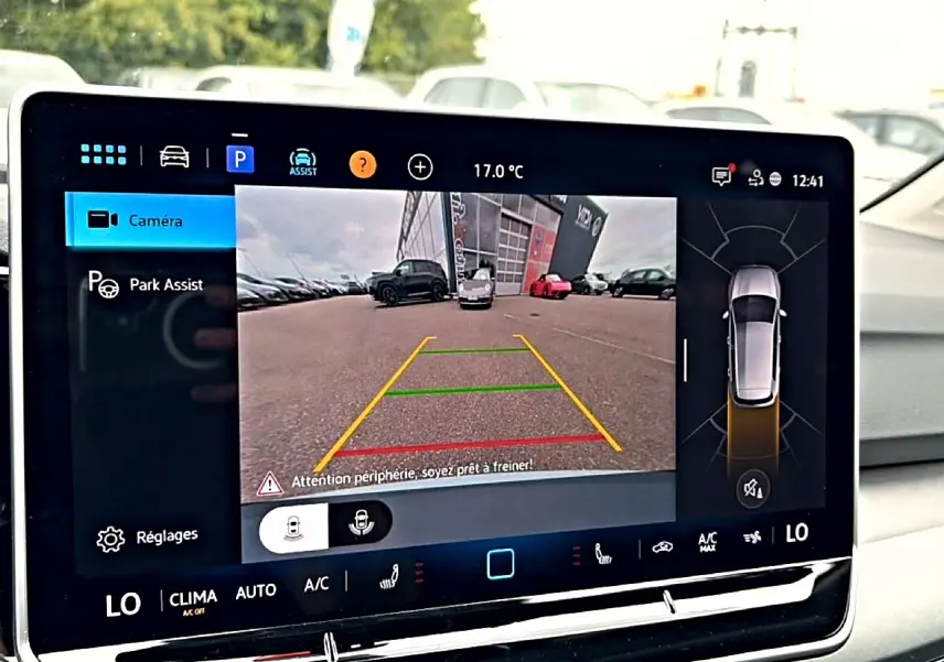 Écran tactile intérieur montrant la caméra de recul et l’assistance au stationnement d’une Volkswagen Golf 2026.