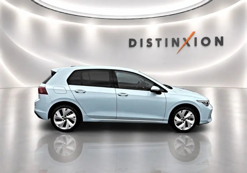 Vue de profil côté gauche d'une Volkswagen Golf 1.5 ETSI Evo2 bleu glacier avec jantes alu 17 pouces dans un showroom lumineux.