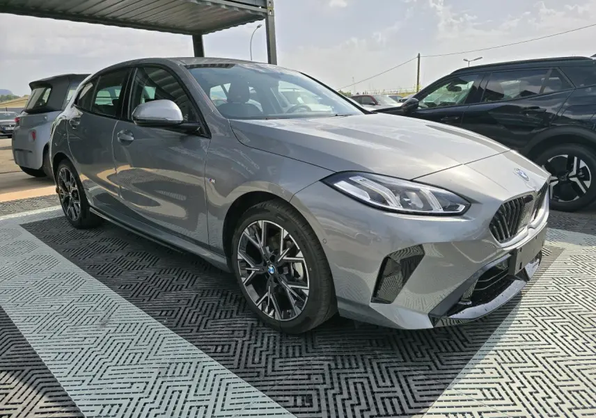 BMW Série 1 120D M Sport gris Skyscraper vue 3/4 avant droit avec jantes 18 pouces bicolores et calandre chromée