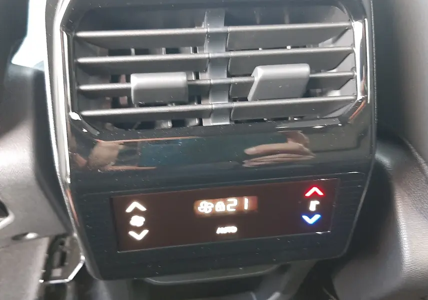 Commande de climatisation arrière noire avec affichage digital à 21°C dans un Peugeot 5008 bleu Ingaro 2025.