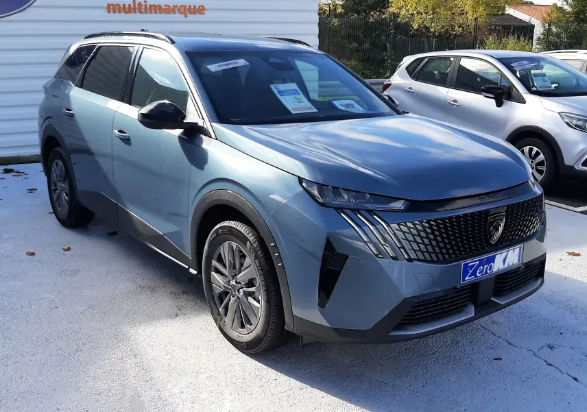 Peugeot 5008 bleu Ingaro en 3/4 avant droit, SUV hybride avec calandre noire distinctive et jantes alliage.