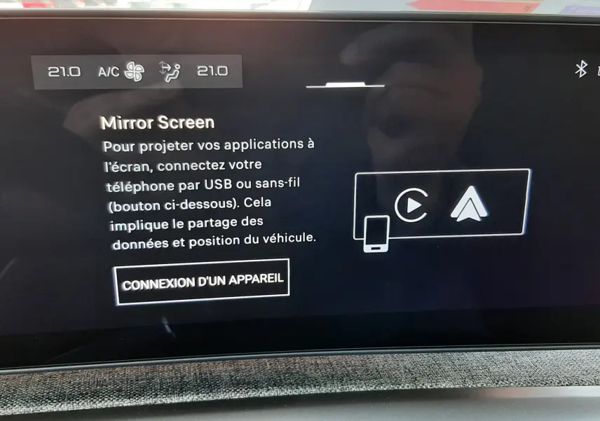 Écran tactile central du Peugeot 5008 bleu Ingaro, affichant la fonction Mirror Screen en intérieur avant.