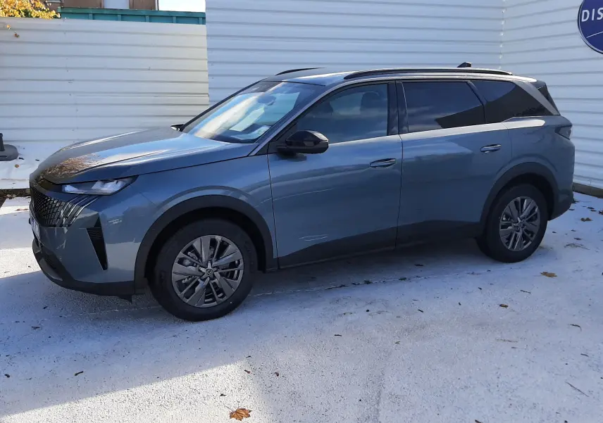 Peugeot 5008 bleu Ingaro en vue profil côté gauche, SUV hybride 7 places avec toit panoramique.
