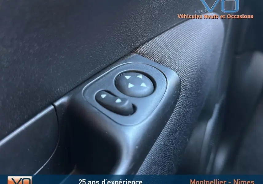 Bouton de réglage des rétroviseurs côté conducteur sur porte intérieure noire d'une Fiat 500C 2024.