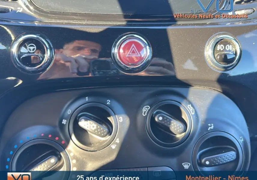Gros plan sur les commandes de climatisation et boutons de tableau de bord noir de la Fiat 500C 2024.