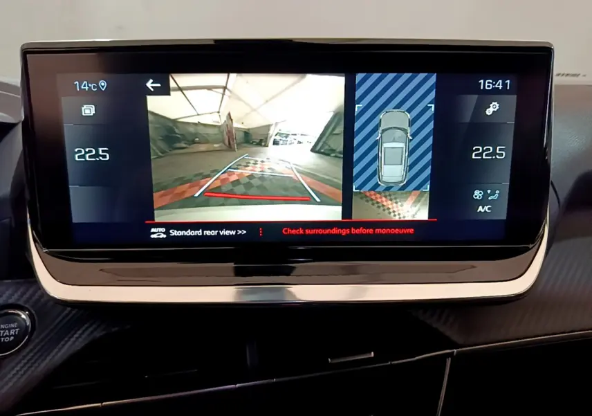 Écran tactile central du Peugeot 2008 PureTech 130 noir montrant la caméra de recul avec guidage et affichage température 22,5°C