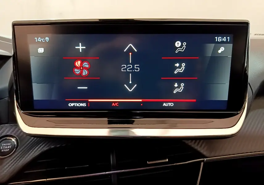 Écran tactile central affichant la climatisation à 22,5°C dans l’habitacle noir d’un Peugeot 2008 2021.