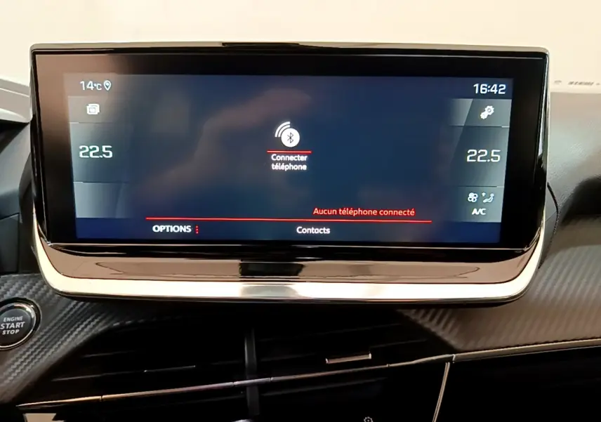 Écran tactile central affichant la connexion Bluetooth sur le tableau de bord noir du Peugeot 2008 PureTech 130 2021.