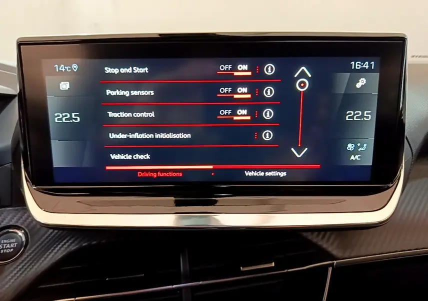 Écran tactile central du tableau de bord du Peugeot 2008 noir, affichant les réglages d'aide à la conduite.