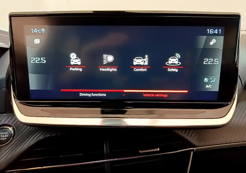 Écran tactile central du tableau de bord du Peugeot 2008 noir, affichant les réglages de conduite et climatisation.