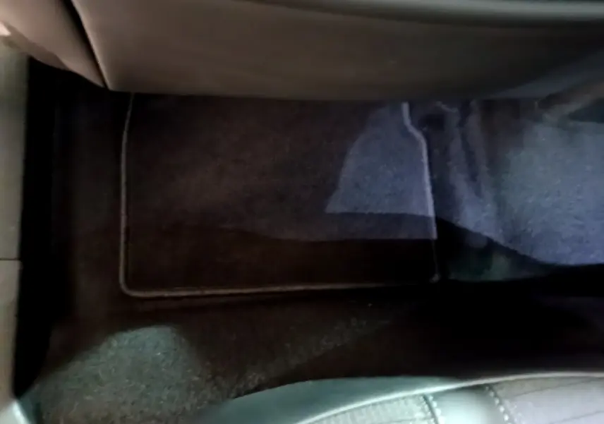 Vue rapprochée du tapis de sol noir côté passager arrière du Peugeot 2008 PureTech 130 S&S Allure Business 2021.