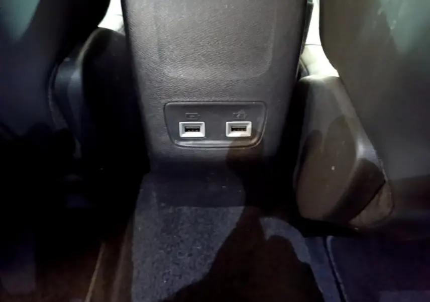 Prise double USB arrière entre les sièges noirs du Peugeot 2008 PureTech 130 S&S Allure Business 2021.