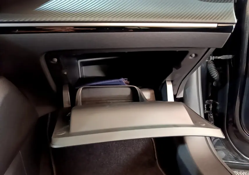 Ouverture de la boîte à gants côté passager dans le Peugeot 2008 noir PureTech 130 S&S Allure Business 2021.