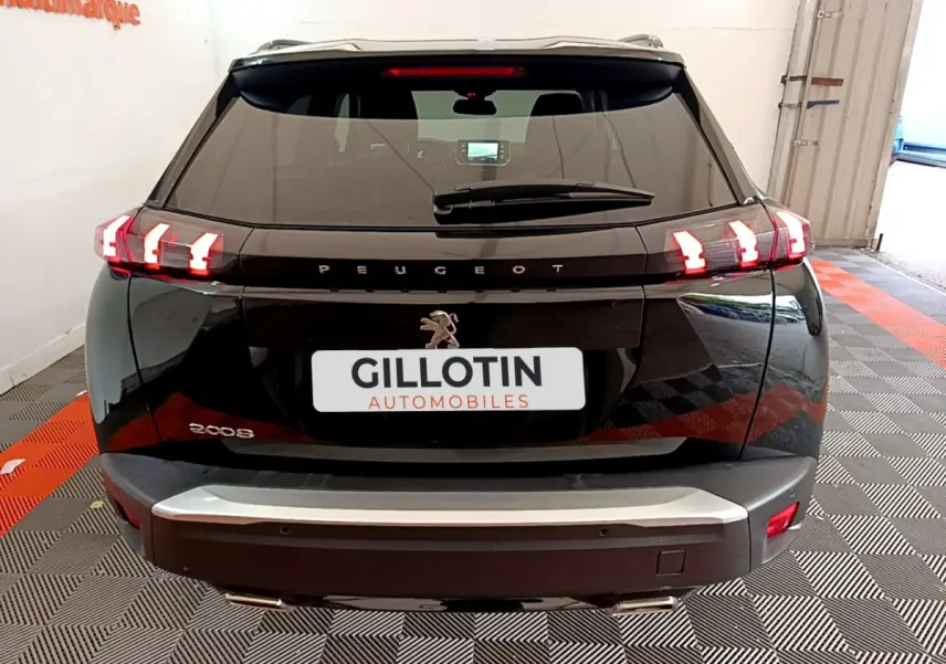 Vue arrière d'un Peugeot 2008 noir avec feux LED caractéristiques et logo lion visible sur le hayon.