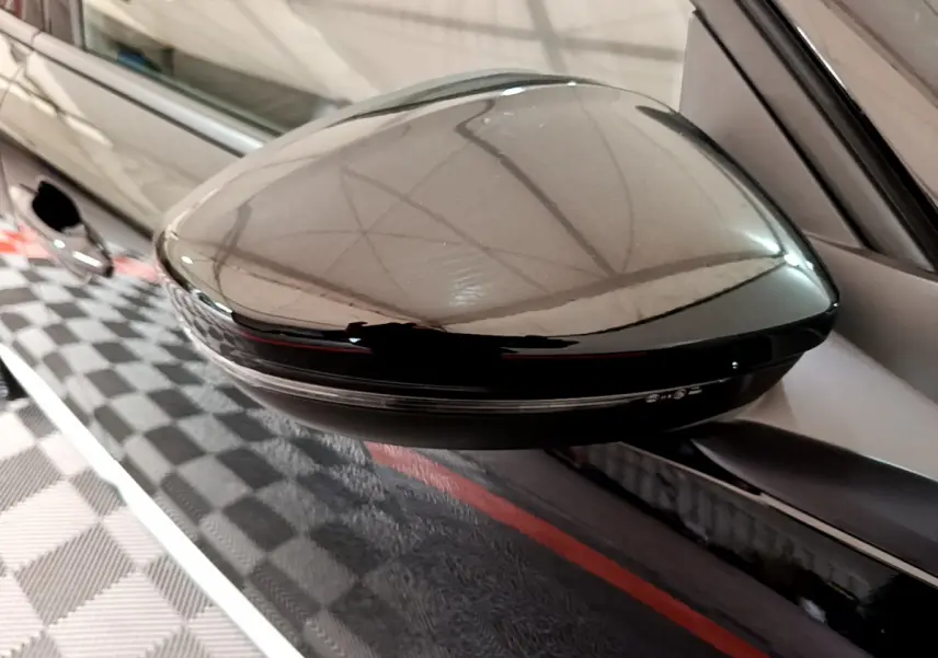 Rétroviseur noir brillant côté gauche du Peugeot 2008 PureTech 130 S&S Allure Business 2021, reflet de plafond visible.