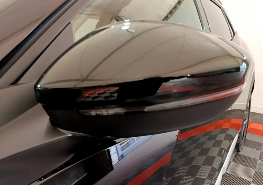 Rétroviseur côté gauche noir brillant du Peugeot 2008 PureTech 130 S&S Allure Business 2021 avec clignotant intégré.